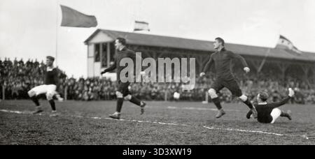 In una partita di calcio del 1913 tra Paesi Bassi e Belgio, i Paesi Bassi hanno giocato in pantaloncini bianchi, e Huug de Groot ha causato un rigore dopo essere caduto nell'area goal. Il punteggio finale fu di 2-4 a favore del Belgio. La partita si è svolta a Zwolle, nei Paesi Bassi. Foto Stock