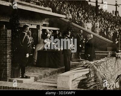 Durante i Giochi olimpici di Amsterdam del 1928, la regina Guglielmina dei Paesi Bassi assegna la medaglia d'oro al Giappone. La cerimonia della medaglia è un momento iconico dei giochi, che mostra i risultati internazionali. Foto Stock