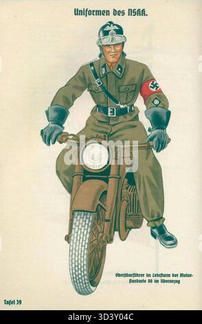 Illustrazione 1937 tratta dal manuale NSDAP che mostra le uniformi dello standard del motore NSKK. L'immagine raffigura membri in tute da moto con caschi protettivi, progettati per l'unità motoscafi durante l'era nazista. Foto Stock