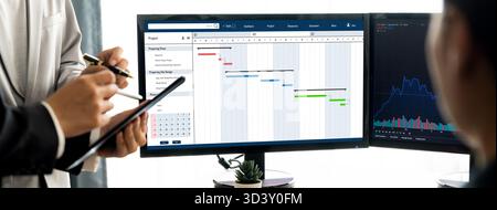 Software di pianificazione dei progetti per la gestione dei progetti aziendali sullo schermo del computer che mostra il grafico della cronologia del progetto del team Foto Stock