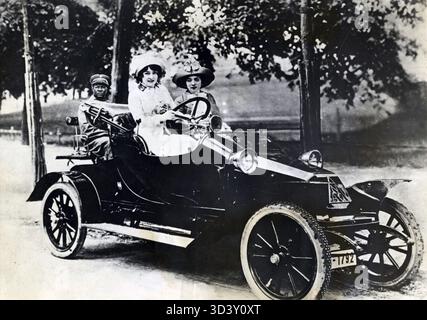 Questa fotografia del 1907 mostra due donne, Fritsi Massary e Madge Lessing, in un'automobile NAG con il loro autista. L'immagine cattura la cultura delle auto di lusso dei primi anni del XX secolo e lo status prominente delle donne. Foto Stock