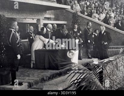 La regina Guglielmina presenta la medaglia d'oro ai Giochi Olimpici di Amsterdam del 1928 durante la cerimonia di premiazione. Foto Stock