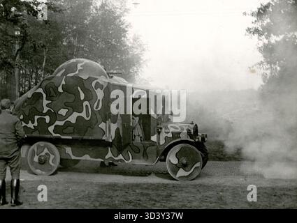 L'esercito olandese manovra nel 1925 sulla Veluwe. Un veicolo blindato mimetico è visibile dietro una schermata di fumo causata da un "generatore di fumo". Foto Stock