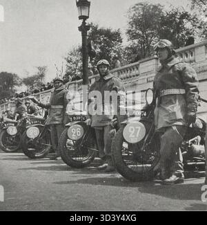 Questa fotografia del 30 aprile 1938 mostra il 2° team ussari al Tour de France militaire motociclista, una gara motociclistica militare, a Place de la Concorde. L'immagine è stata pubblicata nel numero di maggio 1938 di *Plein Ciel*. Il team include il tenente Plaud, lo chef M.D.L. Pronier e lo chef M.D.L. Martin. Foto Stock