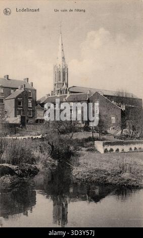 Una cartolina d'epoca di Lodelinsart (Charleroi, Belgio) prima del 1913, che mostra un angolo dello stagno presso il mulino. Questa immagine panoramica cattura la tranquillità della zona all'inizio del XX secolo. Foto Stock