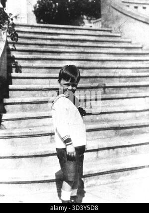 Una riproduzione di una foto giovanile del principe Bernardo, scattata intorno al maggio 1914, sulla scalinata del castello di Woynowo a Woynowo, in Germania, in seguito conosciuta come Reckenwalde. Foto Stock