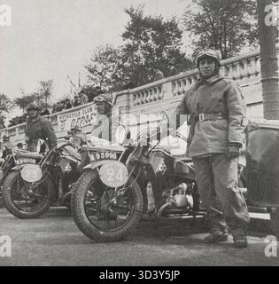 Questa fotografia del 30 aprile 1938 mostra la terza squadra ussari che gareggia nel Tour de France militaire motociclista a Place de la Concorde. Il team include il tenente Martin, lo chef M.D.L. Garnier e lo chef M.D.L. Plisson. La foto è stata pubblicata su *Plein Ciel* nel maggio 1938. Foto Stock