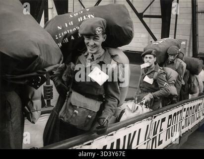 Membri del primo battaglione, volontari, salgono a bordo della nave truppe Zuiderkruis a Rotterdam nel 1950, diretta in Corea. La foto è stata scattata il 26 ottobre 1950, durante la partenza del primo distaccamento. Foto Stock