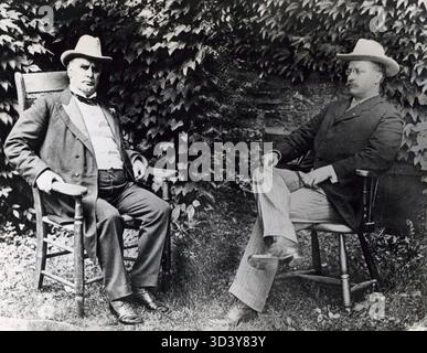 Il presidente William McKinley (1843-1901) siede al fianco del suo compagno di corsa vice presidenziale, il governatore di New York Theodore Roosevelt, in un giardino nel 1900, dopo essere stato selezionato come candidato repubblicano per le prossime elezioni. Foto Stock