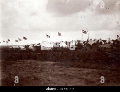 Questa fotografia del 1911 mostra il festival dell'aviazione a Soesterberg, Paesi Bassi, parte del volo sul circuito europeo. L'immagine raffigura una panoramica del campo tenda allestito per i visitatori che hanno soggiornato durante la notte presso l'aeroporto. Foto Stock