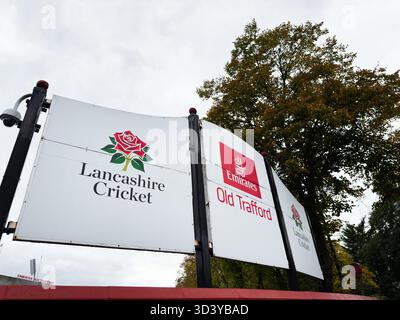 Manchester, Regno Unito - 30 settembre 2025: Cartelli esterni per il Lancashire Cricket e Emirates Old Trafford vicino allo stadio Manchester UK. Foto Stock