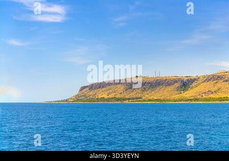 Costa Blanca Costa Bianca Mare Mediterraneo Baia di Bahia Alicante, promontorio di Capo Santa Pola e catena montuosa della Sierra Santa Pola con formato scogliera Foto Stock