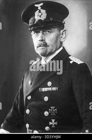 Rolf Hans Wilhelm Karl Carls, un contrammiraglio tedesco, è raffigurato in una fotografia ritratto scattata tra il 1934 e il 1936. Foto Stock