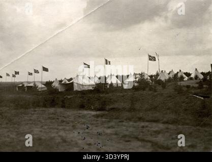 Questa fotografia del 1911 raffigura il campo tenda di Soesterberg durante il festival europeo dell'aviazione su circuito nei Paesi Bassi. Il campo è stato istituito per i visitatori che soggiornavano all'aeroporto. Foto Stock