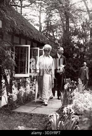 La regina Maria e il re Giorgio V della famiglia reale britannica visitano il Chelsea Flower Show a Londra, intorno al 1930, partecipando a un evento culturale chiave in Inghilterra. Foto Stock