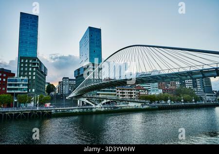 Zubizuri ha legato il ponte pedonale ad arco attraverso il fiume Nervion, Bilbao, Pais Vasco, Spagna, Europa Foto Stock