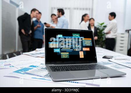 Lo sviluppo di software o la programmazione funzionano con lo schermo di codifica di vari linguaggi di programmazione come HTML, , e C brisk per le nuove applicazioni Foto Stock