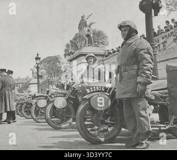Questa fotografia, scattata il 30 aprile 1938, mostra il 1° team B.D.P. durante l'evento motociclistico militare Tour de France 1938. La squadra finì prima nella sua categoria. Da sinistra a destra: M. D. L. Lamorte, M. D. L. Duprat e tenente Boileau. Foto Stock