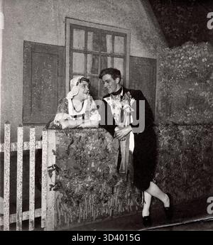 Una scena dell'annuale esibizione di Capodanno dello spettacolo "le nozze di Kloris e Roosje" allo Stadsschouwburg di Amsterdam. Nella foto ci sono Theo Frenkel nei panni di Kloris e Lily Bouwmeester nei panni di Roosje. Foto scattata nel 1919. Foto Stock