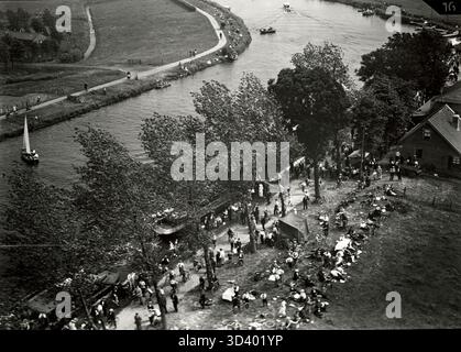 Questa fotografia del 1923 mostra le celebrazioni della giornata nazionale dell'aviazione all'aeroporto di Schiphol, Paesi Bassi. L'immagine cattura la grande folla di spettatori lungo l'Haarlemmermeervaart di Amsterdam. Foto Stock