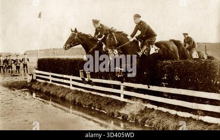 Due saltatori lanciano un salto in acqua durante la gara di corse ippiche del 1913 a Rathenov, in Germania. Nomi sconosciuti. Foto Stock