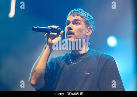 Norimberga, Germania. 7 novembre 2025. Il cantante Johannes Strate si esibisce all'inizio del tour dell'arena di Revolverheld per celebrare il ventesimo anniversario della band alla Kia Metropol Arena. La band ha in programma di prendersi una pausa indefinita dal 2026. Prima di questo, il gruppo di Amburgo sta pianificando un tour "20 anni di Open Airs". L'ultimo concerto per il momento si terrà a Colonia il 21 dicembre 2025. Crediti: Daniel Löb/dpa/Alamy Live News Foto Stock