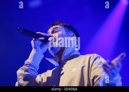 Norimberga, Germania. 7 novembre 2025. Il cantante Johannes Strate si esibisce all'inizio del tour dell'arena di Revolverheld per celebrare il ventesimo anniversario della band alla Kia Metropol Arena. La band ha in programma di prendersi una pausa indefinita dal 2026. Prima di questo, il gruppo di Amburgo sta pianificando un tour "20 anni di Open Airs". L'ultimo concerto per il momento si terrà a Colonia il 21 dicembre 2025. Crediti: Daniel Löb/dpa/Alamy Live News Foto Stock