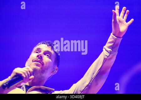 Norimberga, Germania. 7 novembre 2025. Il cantante Johannes Strate si esibisce all'inizio del tour dell'arena di Revolverheld per celebrare il ventesimo anniversario della band alla Kia Metropol Arena. La band ha in programma di prendersi una pausa indefinita dal 2026. Prima di questo, il gruppo di Amburgo sta pianificando un tour "20 anni di Open Airs". L'ultimo concerto per il momento si terrà a Colonia il 21 dicembre 2025. Crediti: Daniel Löb/dpa/Alamy Live News Foto Stock