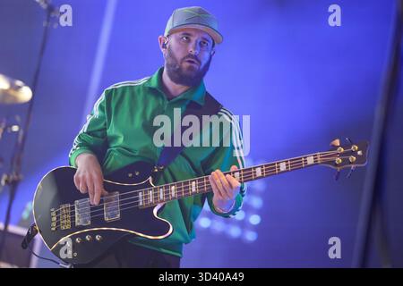 Norimberga, Germania. 7 novembre 2025. Il bassista Chris Rodriguez si esibisce all'inizio del tour arena dei Revolverheld per celebrare il ventesimo anniversario della band alla Kia Metropol Arena. La band ha in programma di prendersi una pausa indefinita dal 2026. Prima di questo, il gruppo di Amburgo sta pianificando un tour "20 anni di Open Airs". L'ultimo concerto per il momento si terrà a Colonia il 21 dicembre 2025. Crediti: Daniel Löb/dpa/Alamy Live News Foto Stock