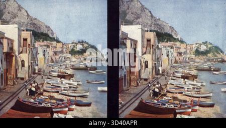 Uno stereofoto di Capri, Italia, scattato tra il 1900 e il 1915. La foto mostra via del Porto, una strada nella Marina grande, il porto peschereccio settentrionale dell'isola. Numerose piccole barche sono viste sulla spiaggia con vista verso Punta Vitara. Foto Stock