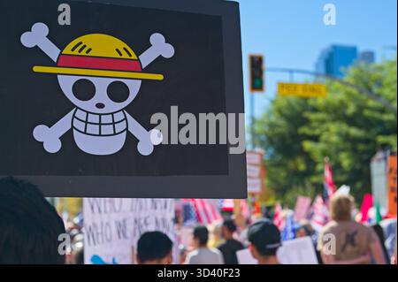 Los Angeles, California, USA, 18 ottobre 2025 i manifestanti hanno firmato con slogan durante la protesta No Kings contro le politiche di amministrazione Trump AN Foto Stock
