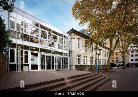 Fusione architettonica della moderna facciata in vetro dell'Archivio cittadino e del Centro educativo per adulti con l'adiacente edificio storico di Frechen a Novem Foto Stock