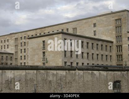 Muro di Berlino, Germania. La sua costruzione iniziò il 13 agosto 1961 e cadde il 9 novembre 1989. Il governo della Repubblica Democratica tedesca (RDT) costruì questa barriera, lunga più di 150 km, per isolare completamente Berlino Est dal resto della RDT. Sezione del muro situata su Niederkirchnerstraße (Niederkirchnerstrasse), designata monumento storico nel 1990. Appartiene alla collezione di resti storici del Centro Topografia del terrore. Tutte le tracce di distruzione sono state conservate lungo i 200 metri di questa sezione del muro, che segnava il confine tra di loro Foto Stock