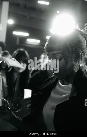 Ayo Edebiri incontra i fan al BFI London Film Festival 2025 Red Carpet Gala Premiere di "After the Hunt". Foto Stock