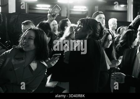 Ayo Edebiri incontra i fan al BFI London Film Festival 2025 Red Carpet Gala Premiere di "After the Hunt". Foto Stock