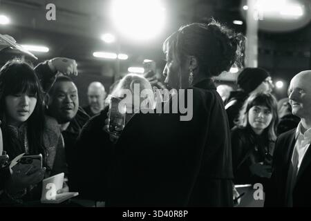 Ayo Edebiri incontra i fan al BFI London Film Festival 2025 Red Carpet Gala Premiere di "After the Hunt". Foto Stock
