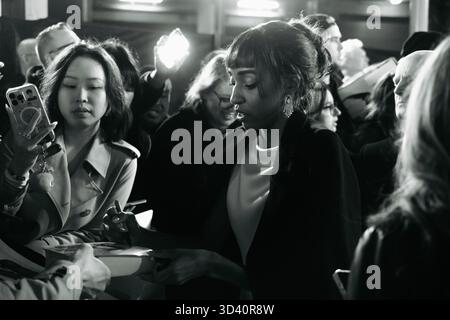 Ayo Edebiri incontra i fan al BFI London Film Festival 2025 Red Carpet Gala Premiere di "After the Hunt". Foto Stock