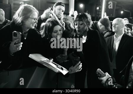 Ayo Edebiri incontra i fan al BFI London Film Festival 2025 Red Carpet Gala Premiere di "After the Hunt". Foto Stock