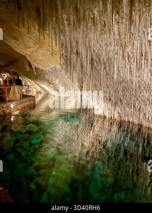 L'interno mozzafiato delle Cuevas del Drach (Grotte del Drago) a Maiorca, Spagna, che presenta spettacolari formazioni stalattiche. Foto Stock
