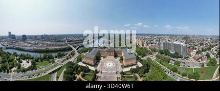 Una vista panoramica della città di Philadelphia con il Philadelphia Museum of Art Il parco è circondato da edifici e ha una grande fontana nel centro Foto Stock