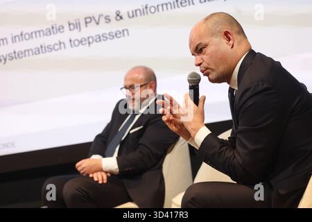 Tubize, Belgio. 7 novembre 2025. Il ministro dell'interno Bernard Quintin e il CEO del sindacato calcistico belga Peter Willems nella foto durante una tavola rotonda sulla sicurezza nel calcio, organizzata dalla Pro League e dalla Royal Belgian Football Association (RBFA), venerdì 07 novembre 2025 a Tubize. BELGA PHOTO VIRGINIE LEFOUR credito: Belga News Agency/Alamy Live News Foto Stock