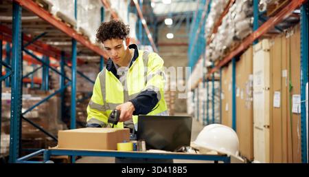 Magazzino, spedizione e uomo con codice a barre sulla scatola per catena di approvvigionamento, ordini di spedizione o inventario. Distribuzione, deposito e persona sul laptop per Foto Stock