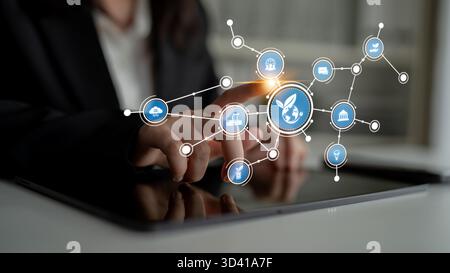 Una donna d'affari professionista interagisce con un tablet dotato di un'interfaccia digitale di icone che rappresentano vari settori, evidenziando l'innovazione Foto Stock