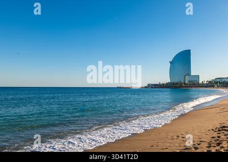 Scenario della spiaggia di Sant Miquel sulla costa di Barcellona in Catalogna, Spagna Foto Stock