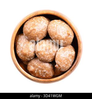 Biscotti allo zenzero, biscotti natalizi glassati con zucchero, in una ciotola di legno. Biscotti alle spezie. Foto Stock