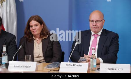 Berlino, Germania. 5 novembre 2025. Peter Altmaier, ex ministro federale tedesco e Sandra Weeser hanno parlato durante la conferenza di Berlino sull'Iran. Una conferenza interpartitica intitolata Iran Human Rights Opportunities for Change and Europe's Responsibility ha riunito legislatori, diplomatici ed esperti tedeschi per affrontare la crisi dell'esecuzione dell'Iran e la repressione transnazionale. Maryam Rajavi, presidente eletto dell'NCRI, ha tenuto un discorso di apertura tramite un collegamento video che esorta l'Europa a porre fine alla pacificazione e ad agire in modo decisivo contro le violazioni dei diritti umani di Teheran. Credito: SOPA Images Limited/Alamy Live News Foto Stock