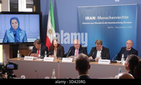 Berlino, Germania. 5 novembre 2025. I membri della conferenza di Berlino discutono della campagna di esecuzione del regime iraniano e delle operazioni di intelligence in Europa. Una conferenza interpartitica intitolata Iran Human Rights Opportunities for Change and Europe's Responsibility ha riunito legislatori, diplomatici ed esperti tedeschi per affrontare la crisi dell'esecuzione dell'Iran e la repressione transnazionale. Maryam Rajavi, presidente eletto dell'NCRI, ha tenuto un discorso di apertura tramite un collegamento video che esorta l'Europa a porre fine alla pacificazione e ad agire in modo decisivo contro le violazioni dei diritti umani di Teheran. Credito: SOPA Images Limited/Alamy Live News Foto Stock