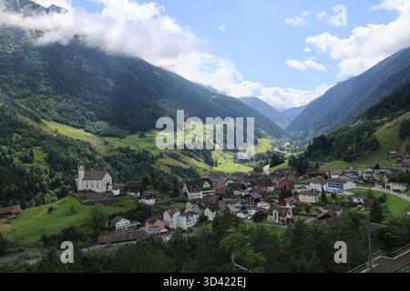 Vista del piccolo villaggio di Wassen nelle Alpi svizzere Foto Stock