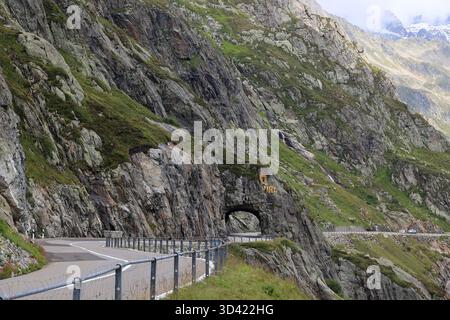 Porta di roccia al passo Susten-cantone delle Alpi svizzere Foto Stock