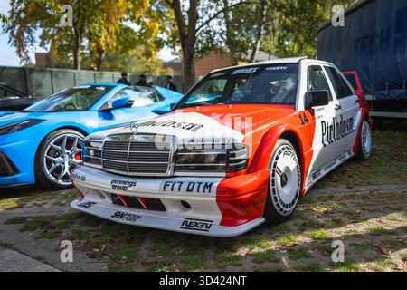1990 Mercedes Benz 190E, in mostra al Bicester Motion Scramble tenutosi il 5 ottobre 2025. Foto Stock